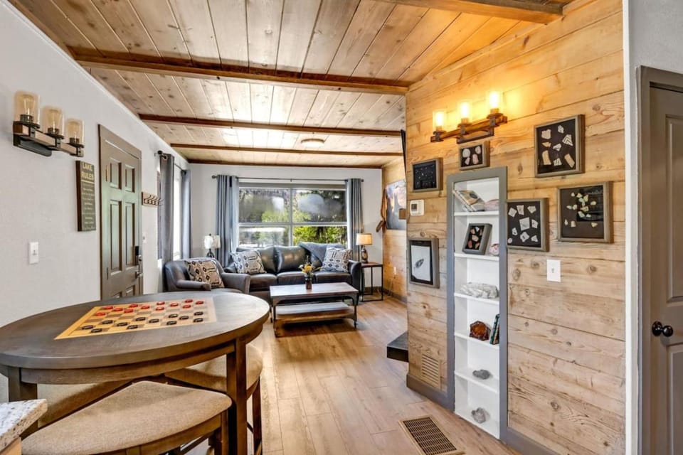 Rockhound Cabin Stunning Views and Private Hot Tub Cabin in Green Mountain Falls
