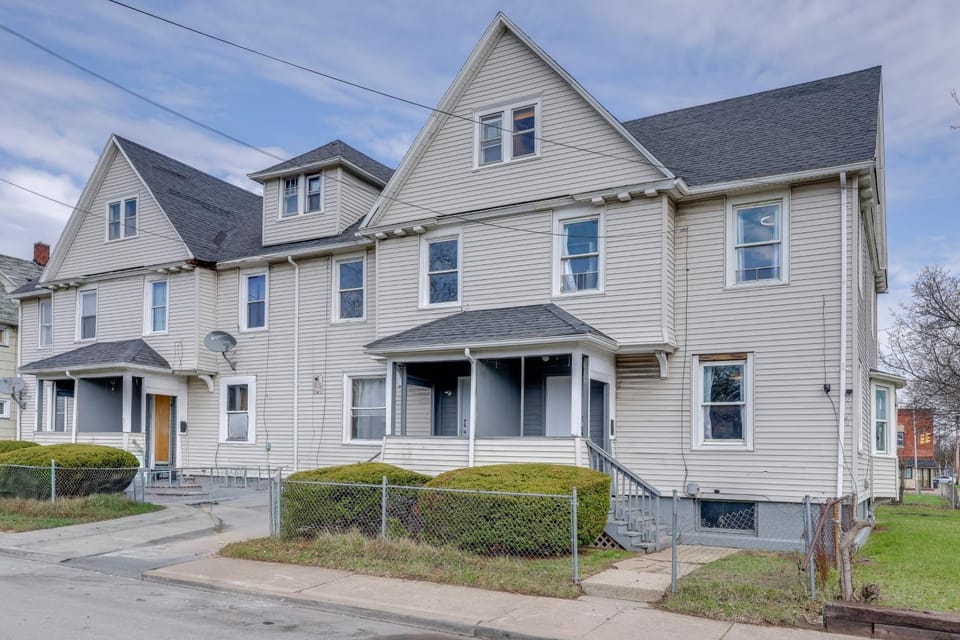 Free Parking! Townhome 3 Mi to Dtwn Rochester House in Brighton