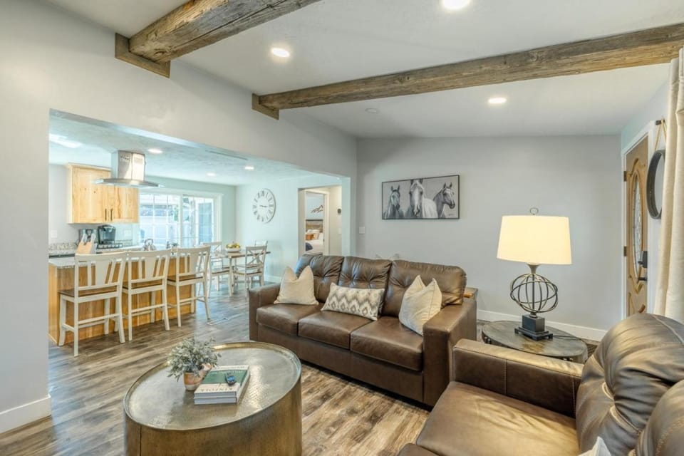 Family Game Night Getaway Hot Tub and Billiards House in Cottonwood Heights