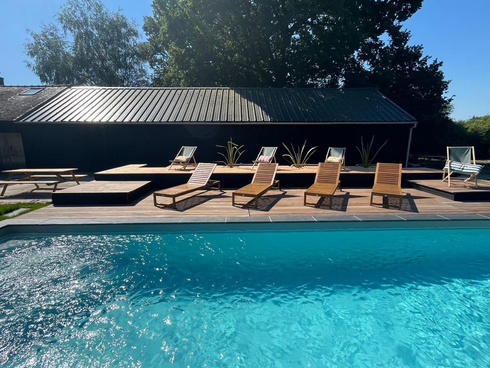 Swimming pool, sunbed