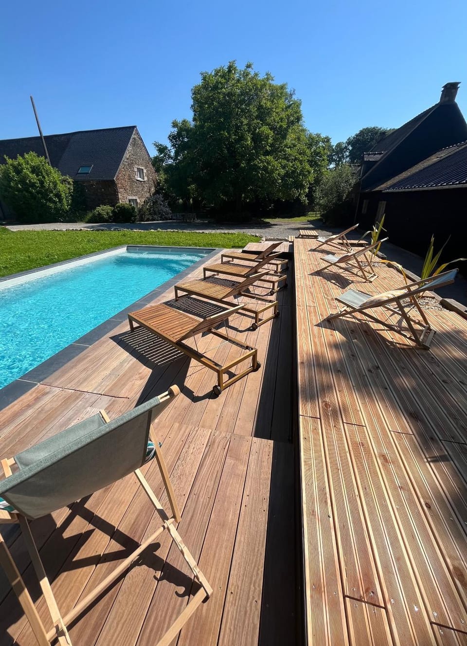 Swimming pool, sunbed