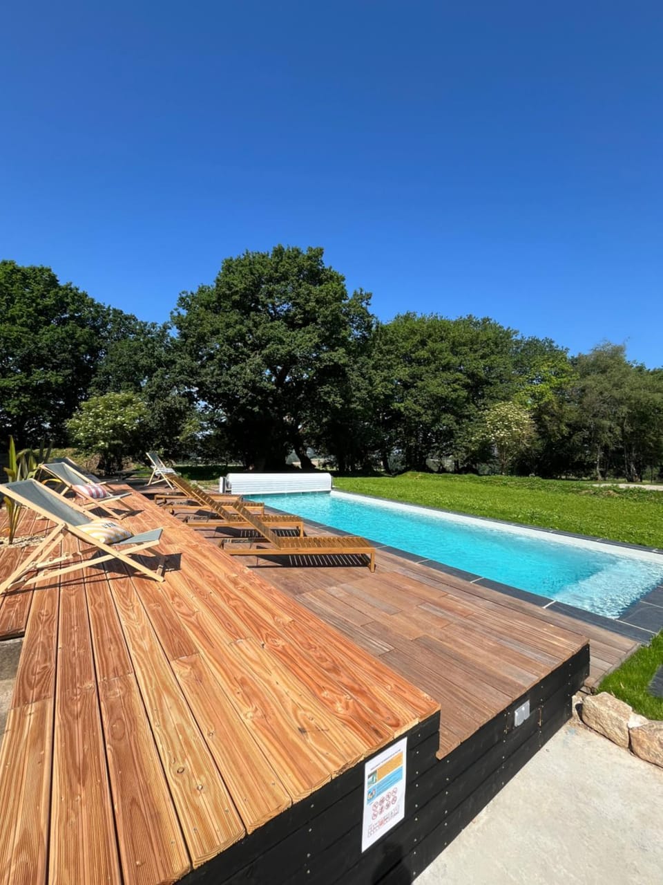 Swimming pool, sunbed