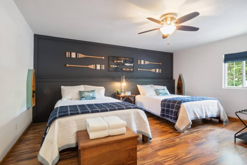 July 4th/6 Beds/Fishing/Screened Porch/Dock/Kayaks House in Lake of the Ozarks