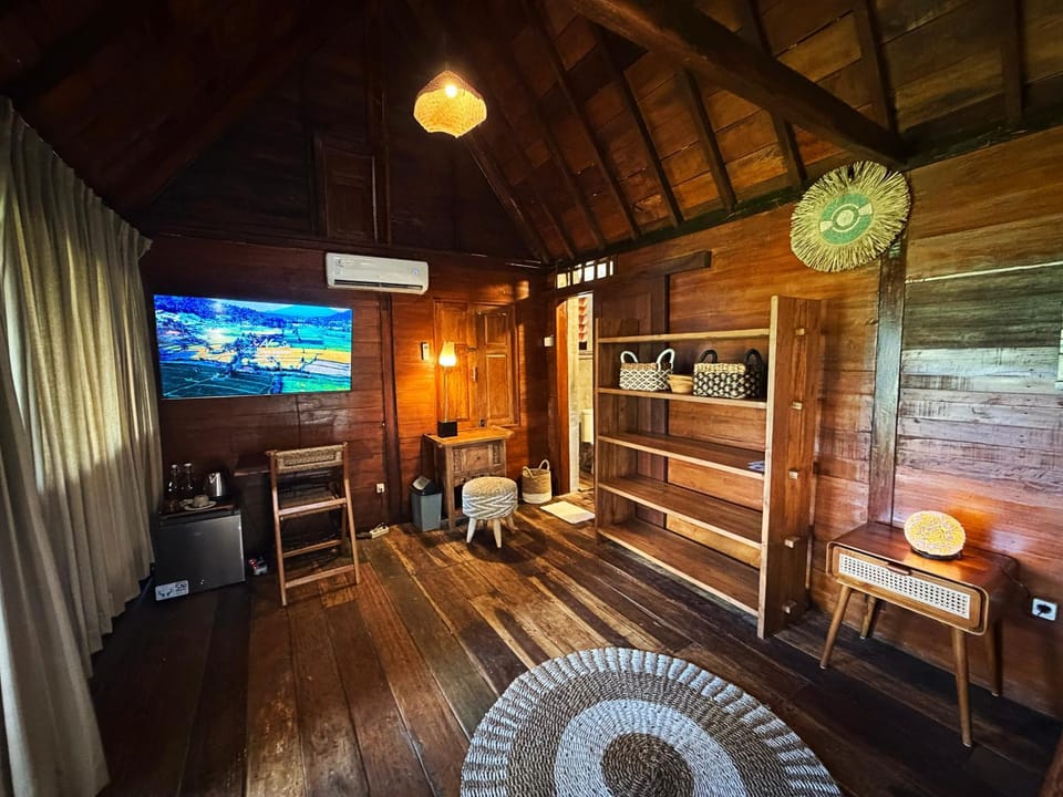 Zen Tree House Bed and Breakfast in Sidemen