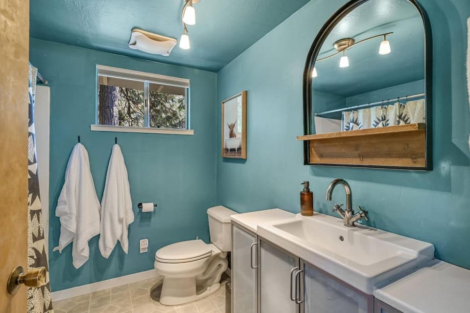 Toilet, Bathroom, towels
