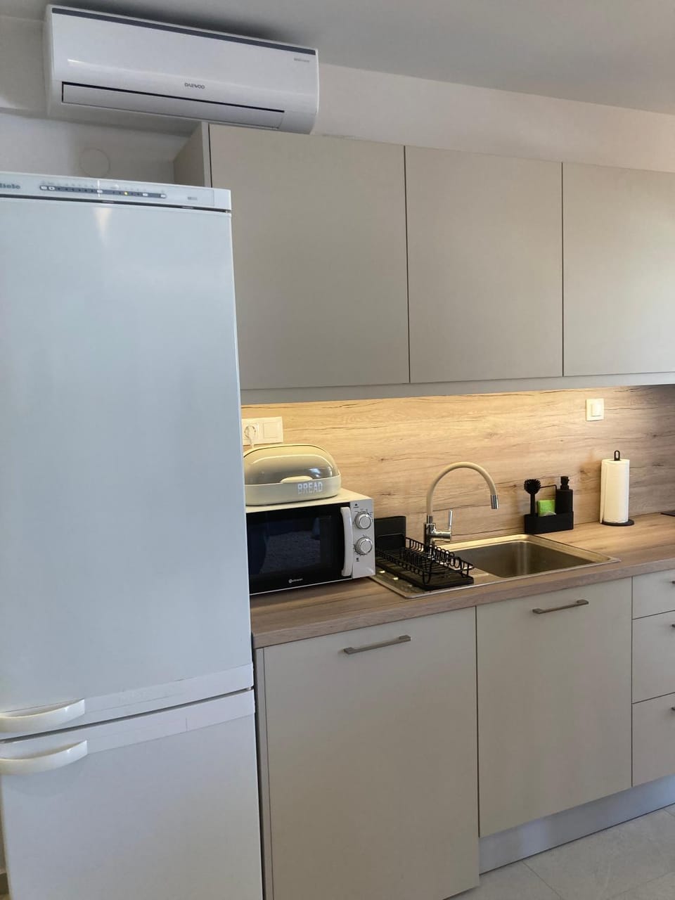 Coffee/tea facilities, Kitchen or kitchenette, oven, stove