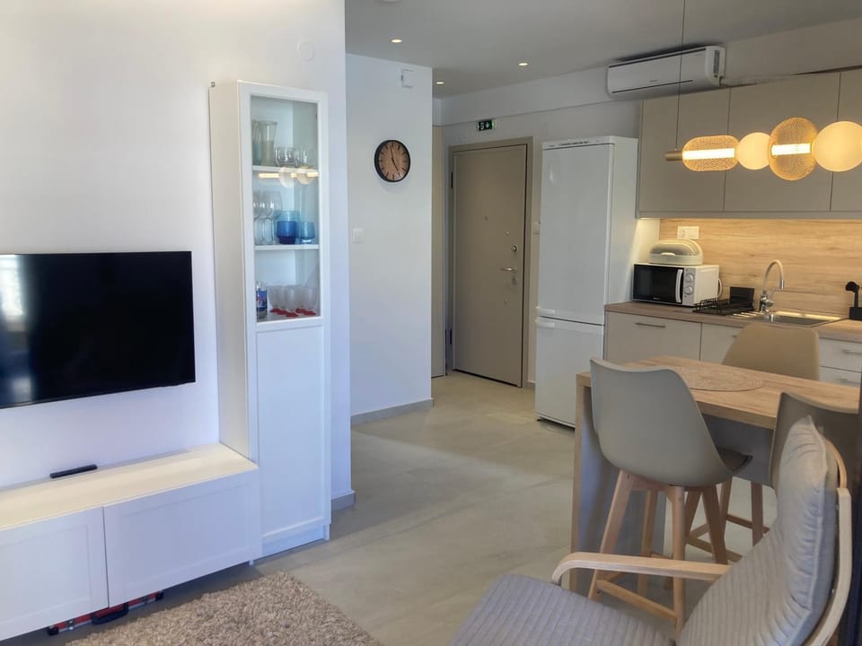 TV and multimedia, Seating area, Dining area, air conditioner