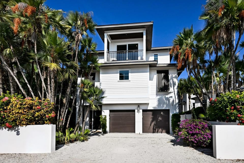 Bridgeview - Amazing Bay Views! Roof Top Deck, Pool & Spa by Anna Maria Life House in Holmes Beach
