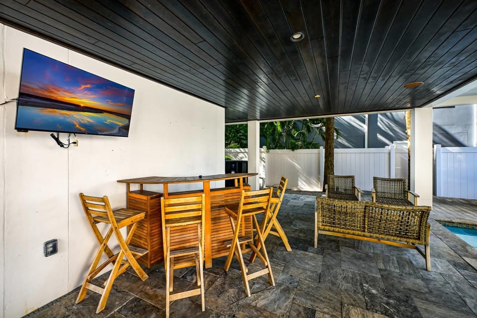 Bridgeview - Amazing Bay Views! Roof Top Deck, Pool & Spa by Anna Maria Life House in Holmes Beach
