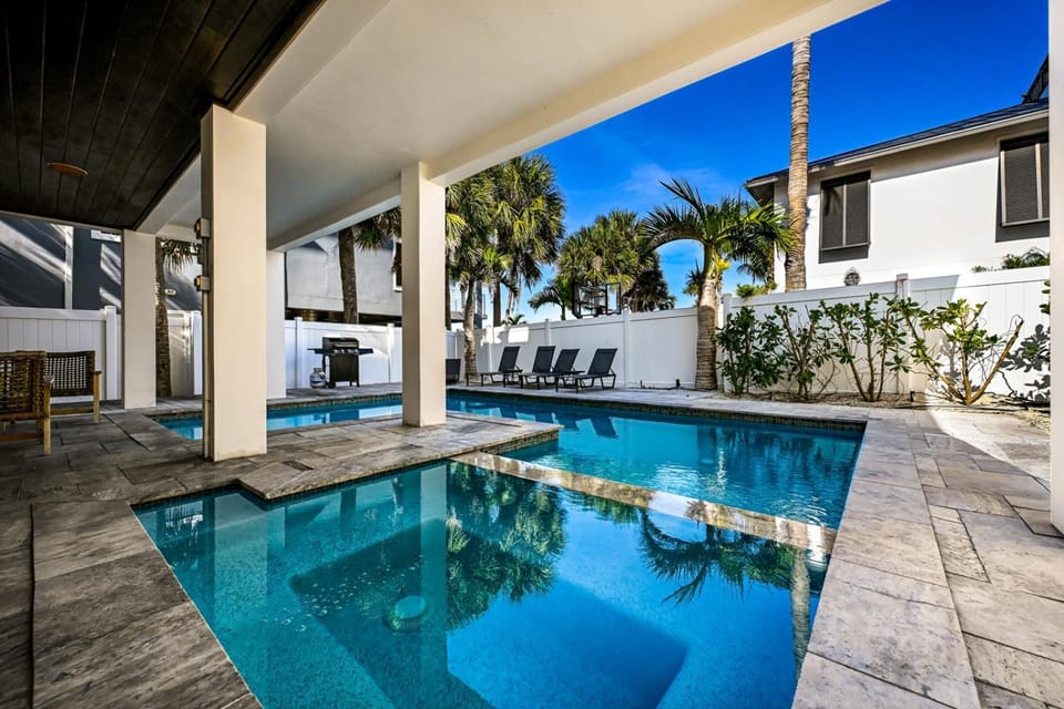 Bridgeview - Amazing Bay Views! Roof Top Deck, Pool & Spa by Anna Maria Life House in Holmes Beach