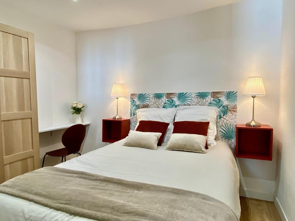 Bed, Photo of the whole room, Bedroom