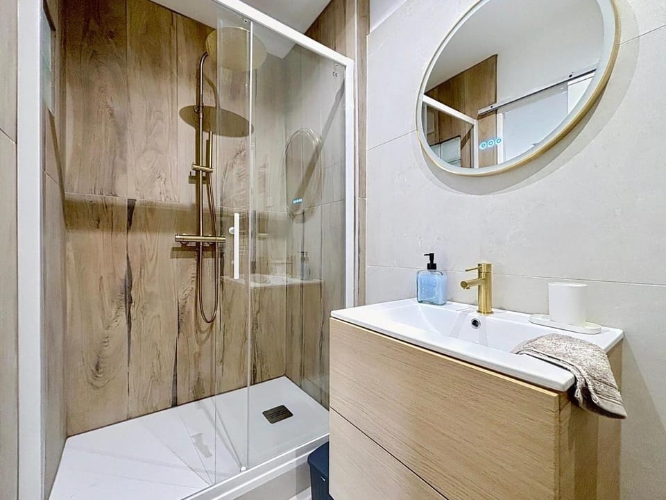 Shower, Bathroom, towels