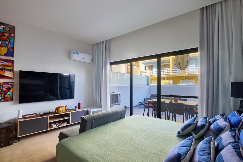 Bed, TV and multimedia, Photo of the whole room, Bedroom, air conditioner