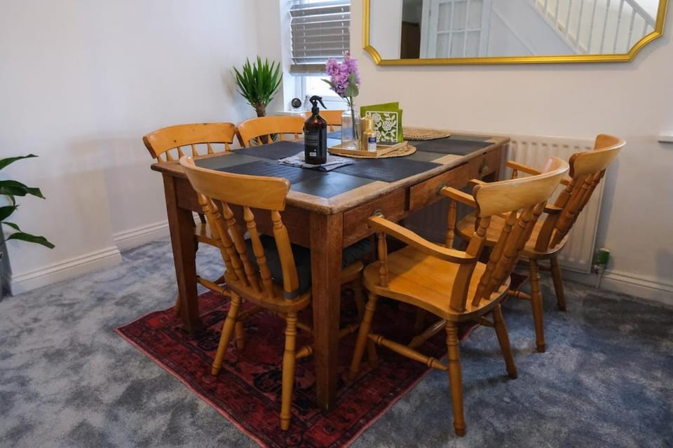 River Home next to Town, RailStation with Parking options House in Reading