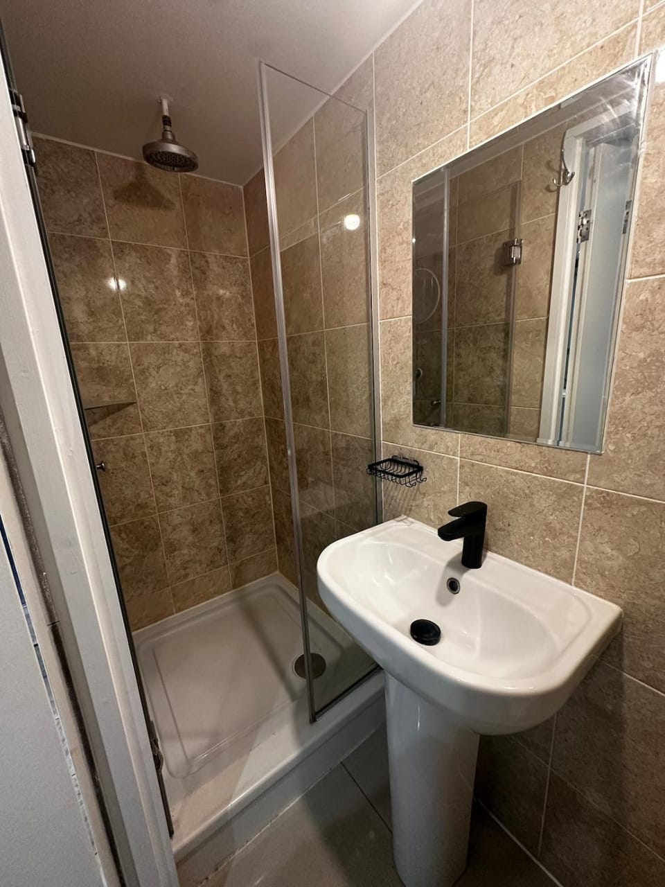 River Home next to Town, RailStation with Parking options House in Reading