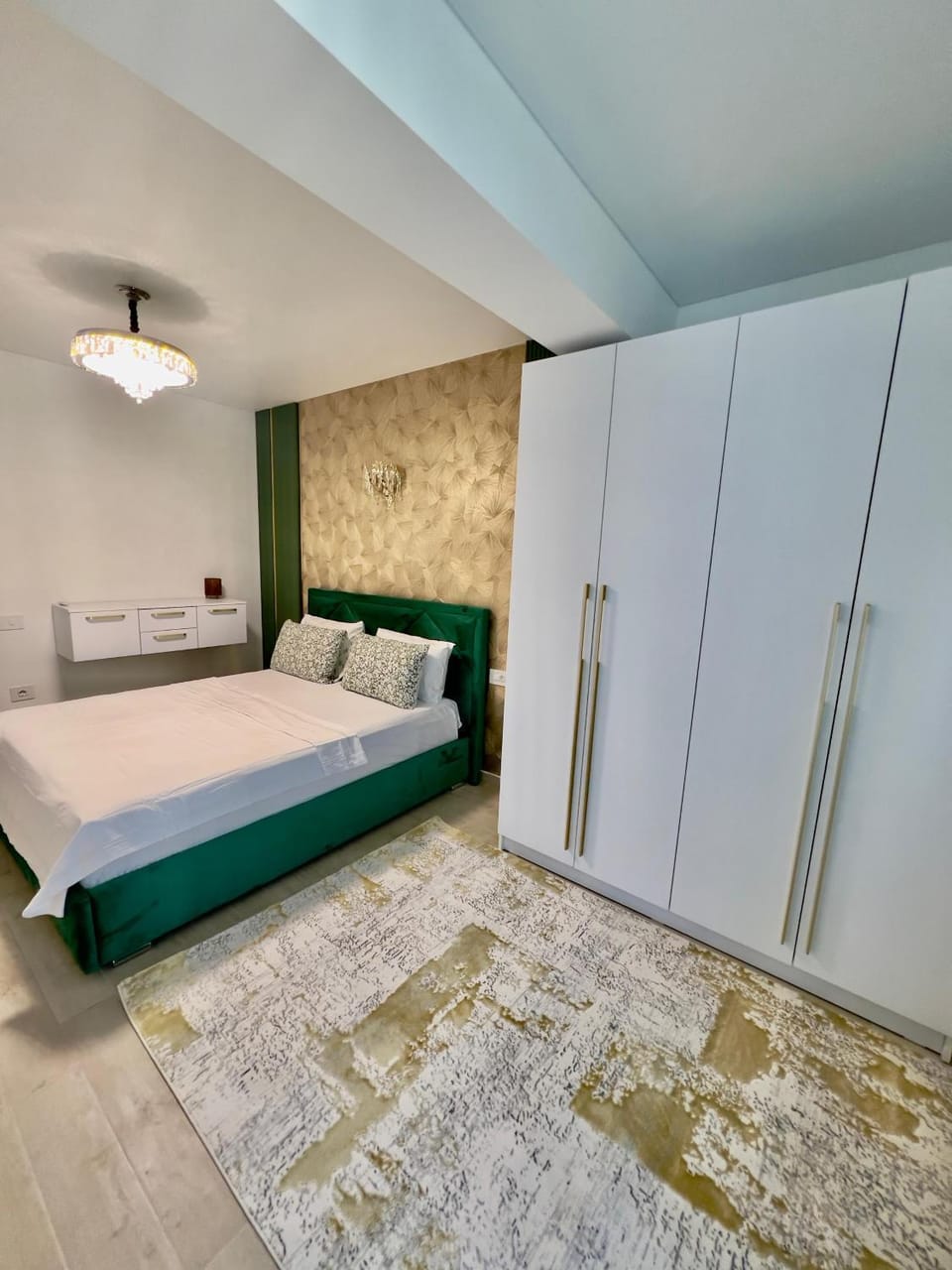 Photo of the whole room, Bedroom