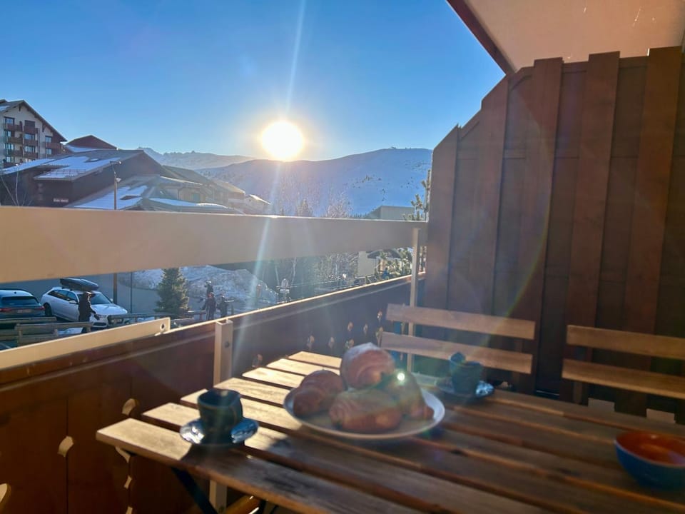 Natural landscape, Balcony/Terrace, Dining area, Mountain view