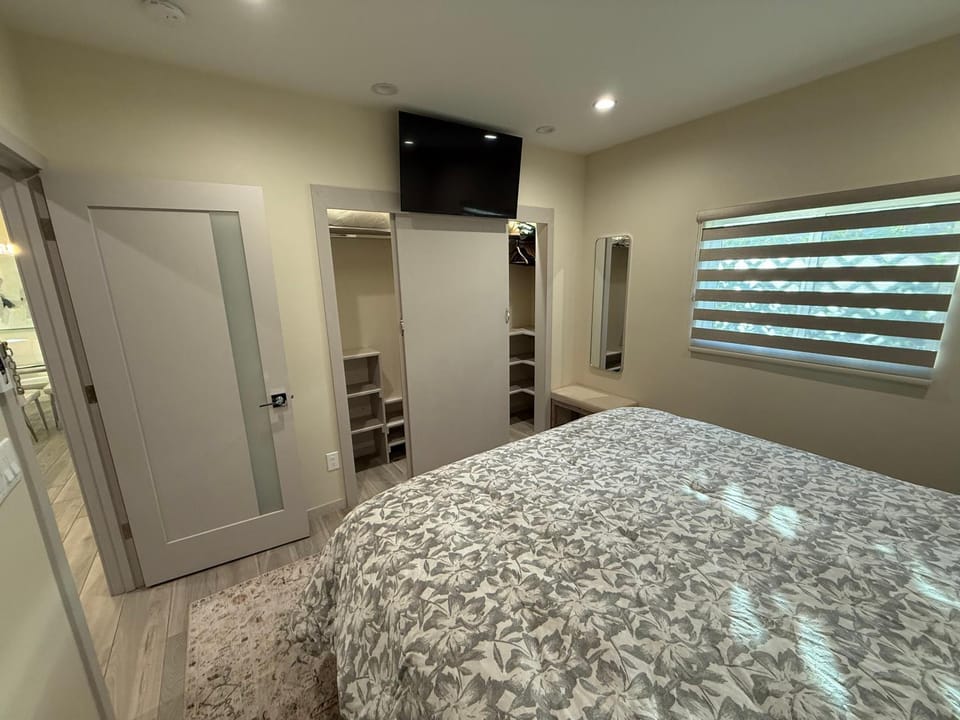 Tarzana Village Exquisite 1 Bed Oasis Apartment in Tarzana