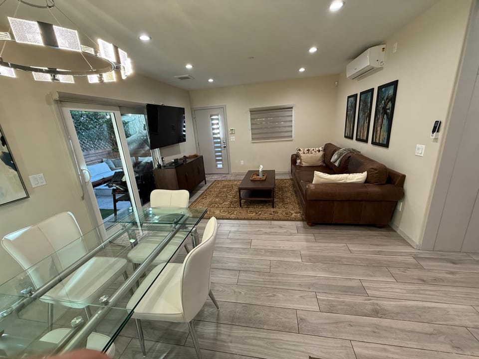 Tarzana Village Exquisite 1 Bed Oasis Apartment in Tarzana