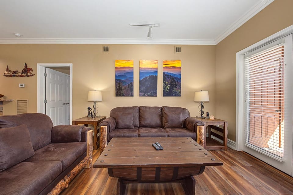 Day, TV and multimedia, Living room, Seating area, furniture