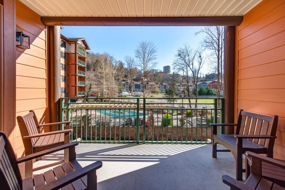 Day, Balcony/Terrace, Seating area, Pool view, Swimming pool, furniture