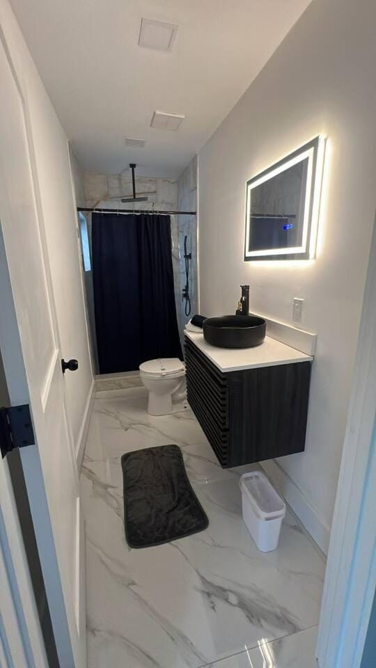 Queen-Bed Retreat Minutes from Coral Gables Apartment in Coral Gables