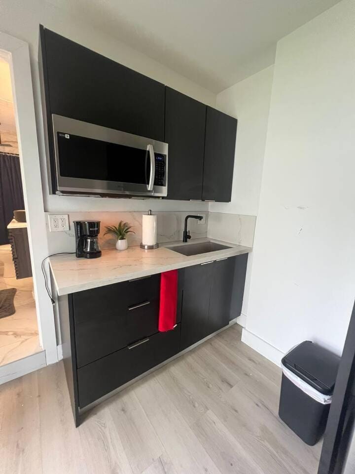 Queen-Bed Retreat Minutes from Coral Gables Apartment in Coral Gables