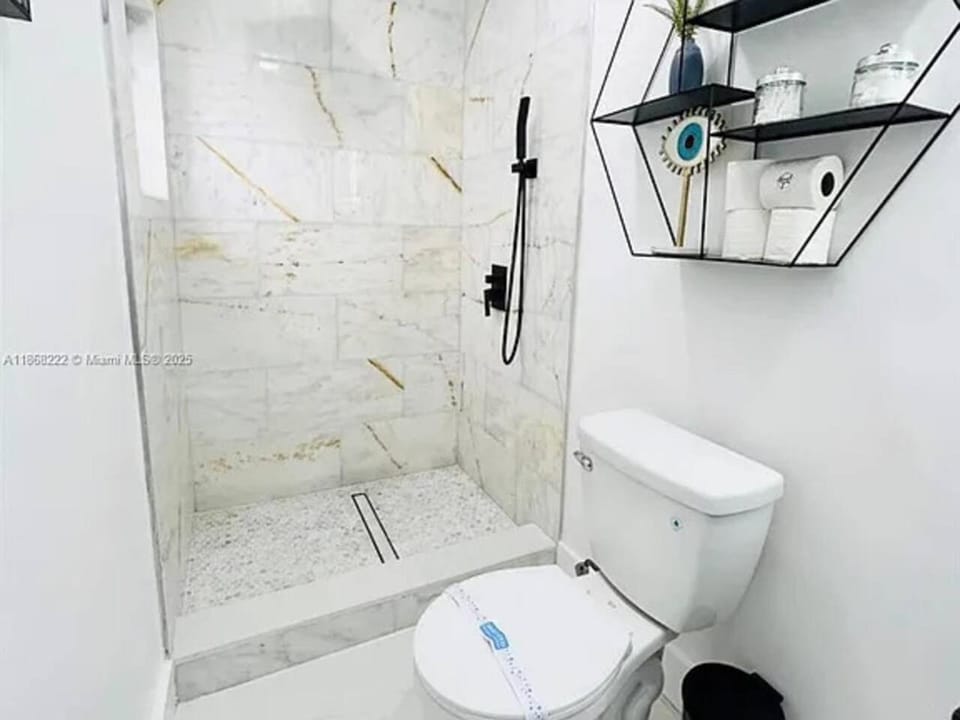 Queen-Bed Retreat Minutes from Coral Gables Apartment in Coral Gables