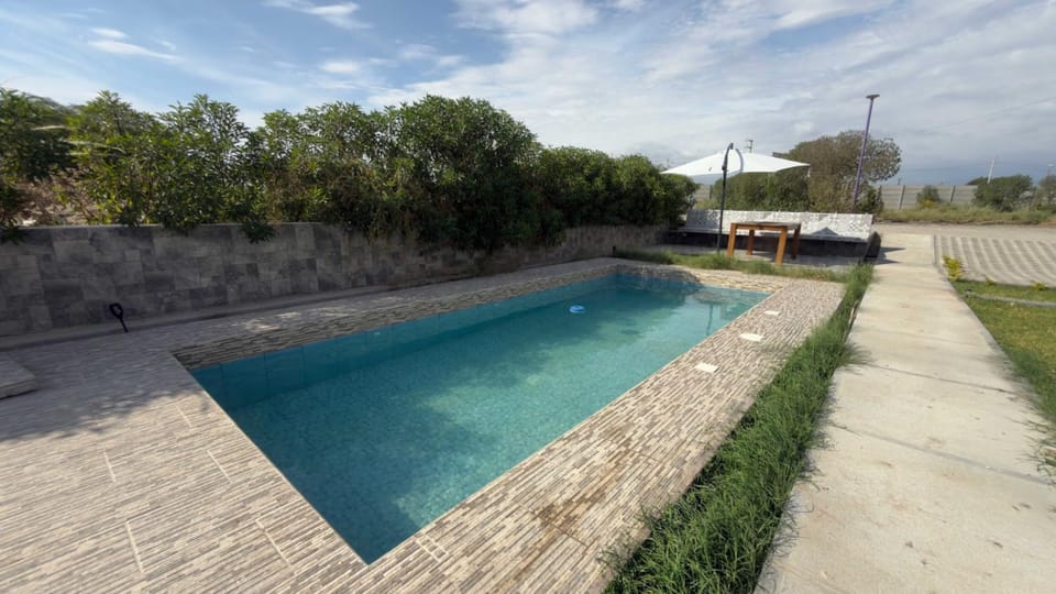 Casa de Campo con Piscina y Terraza Cerca de Huacachina Condominio Privado en Ica House in Ica