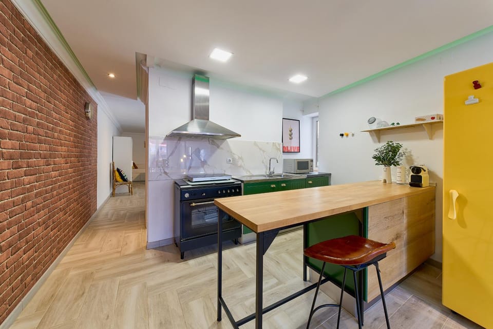Kitchen or kitchenette, Dining area, oven