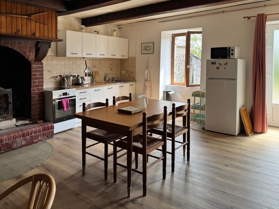 Kitchen or kitchenette, Living room, Seating area, oven, toaster