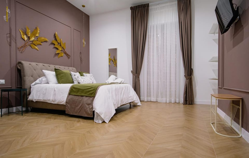 Bed, TV and multimedia, Photo of the whole room, Bedroom