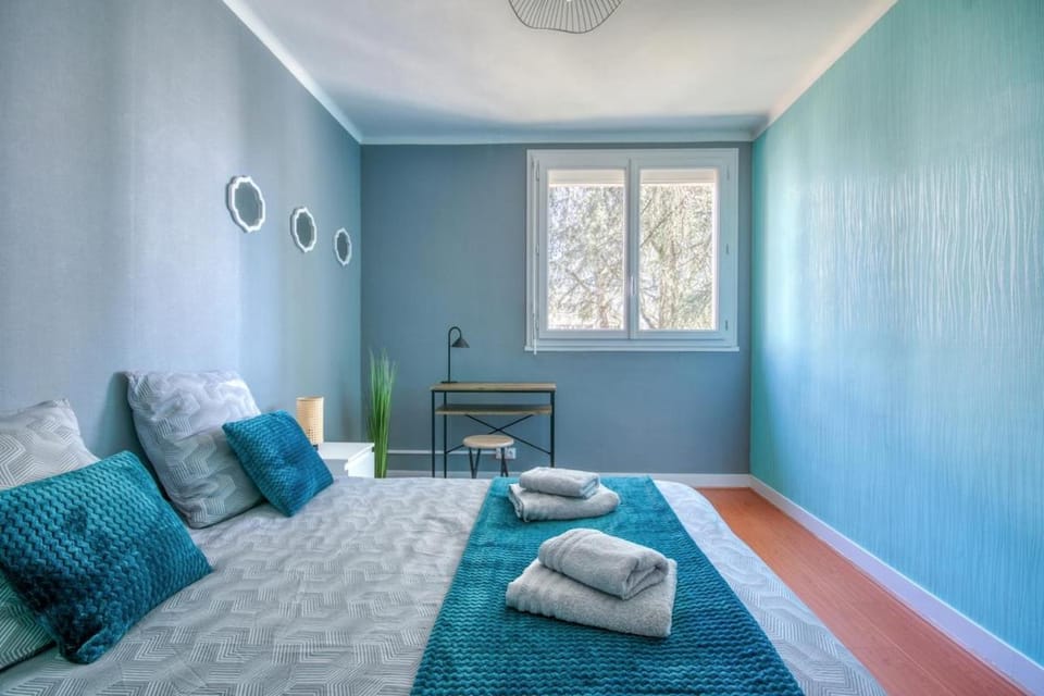 Bed, Photo of the whole room, Seating area, Bedroom, towels
