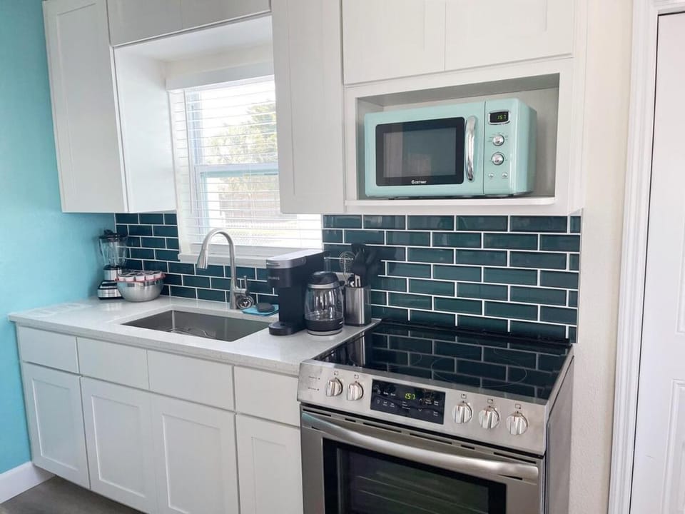 Beautiful 2 Bed 1 Bath Home Walking Distance to the Beach House in Daytona Beach Shores