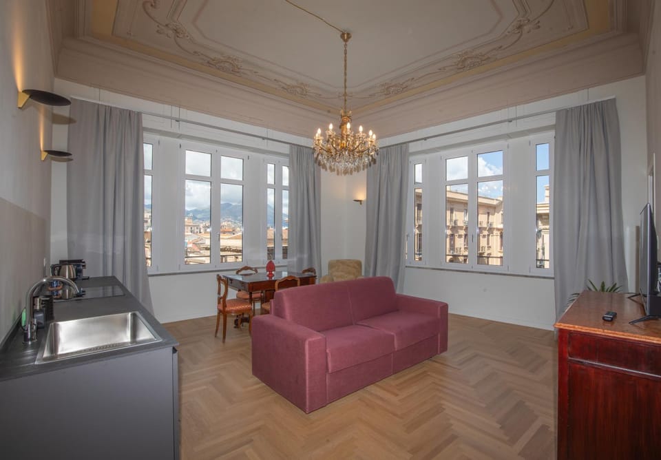 View (from property/room), Kitchen or kitchenette, Living room, City view