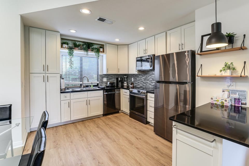Community Perks! Golfer’s Oasis in Cathedral City House in Cathedral City