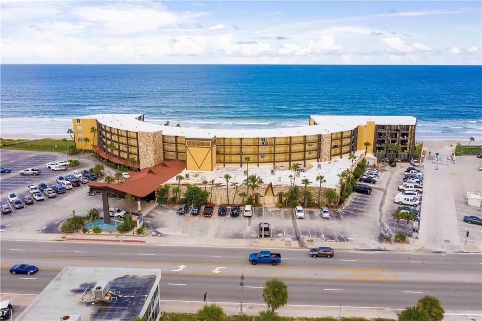 Renovated Beach Front Studio - Hawaiian Inn Resort Apartment in Daytona Beach Shores