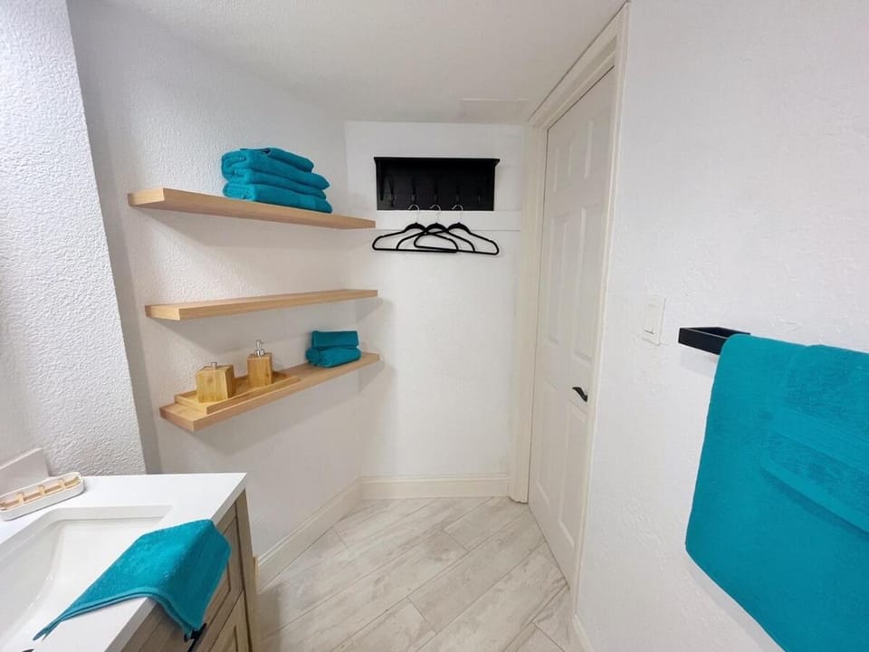Renovated Beach Front Studio - Hawaiian Inn Resort Apartment in Daytona Beach Shores