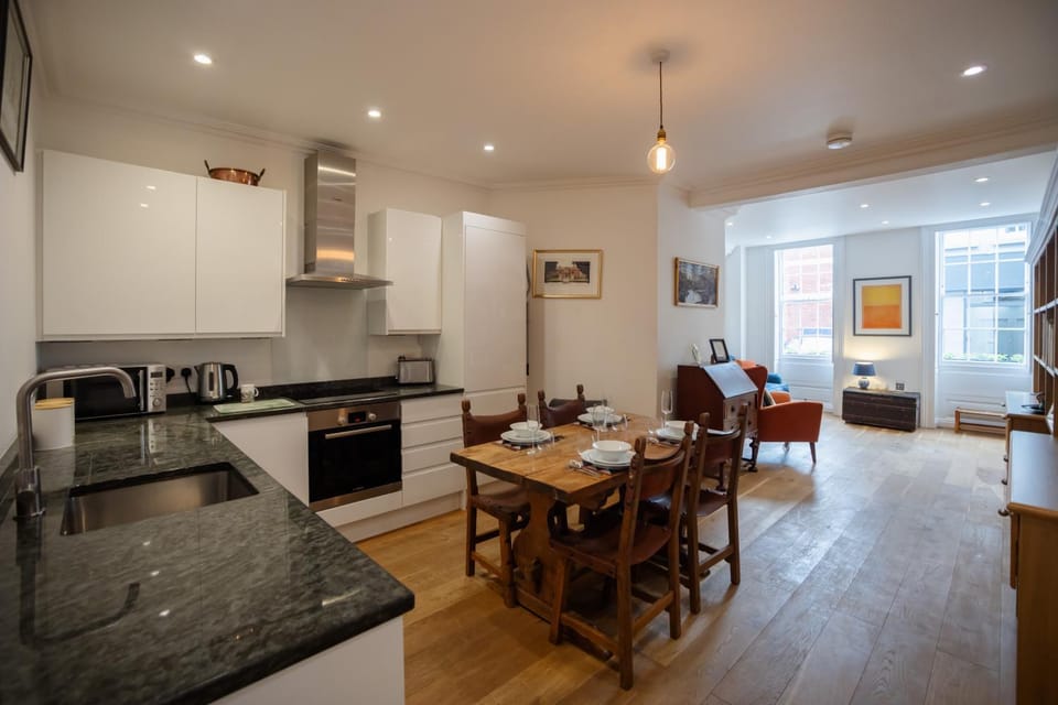 Photo of the whole room, kitchen
