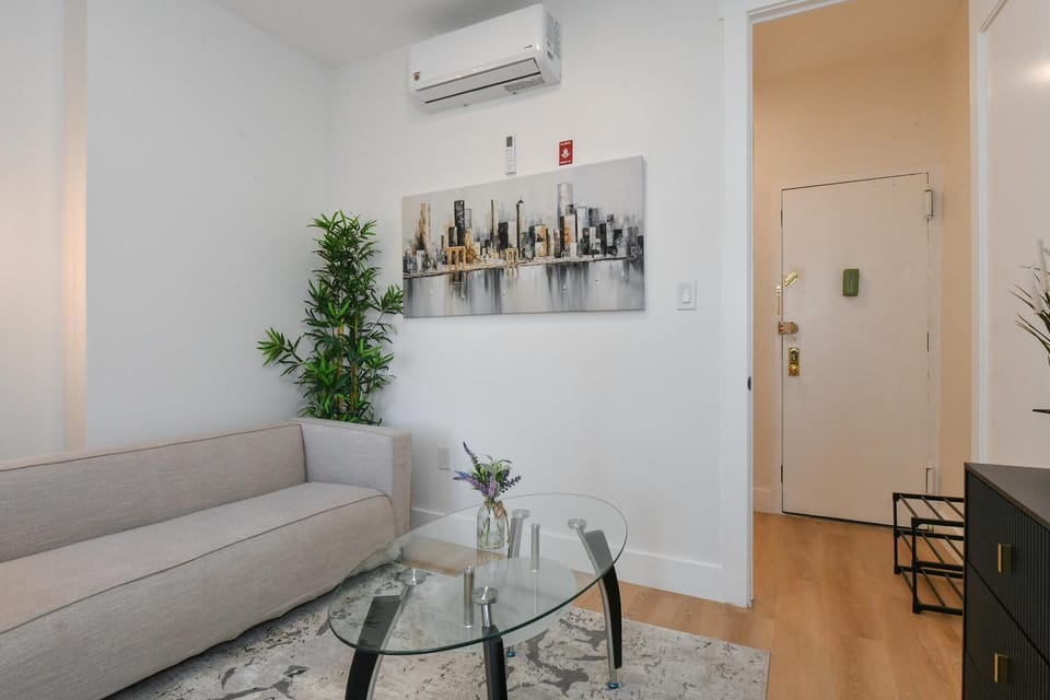 Chic 2BR Stay-Steps From Central Park Apartment hotel in Upper West Side