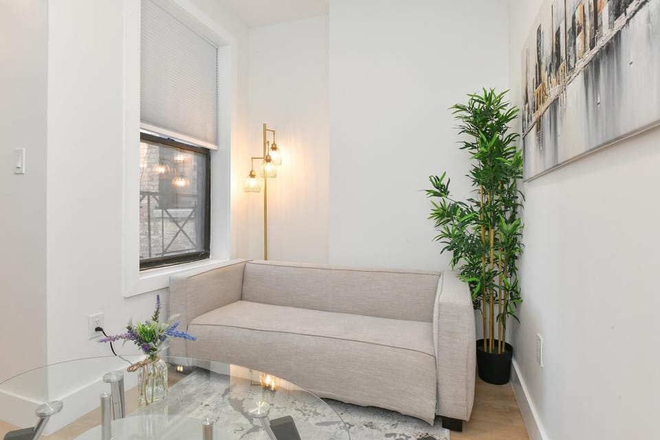 Chic 2BR Stay-Steps From Central Park Apartment hotel in Upper West Side