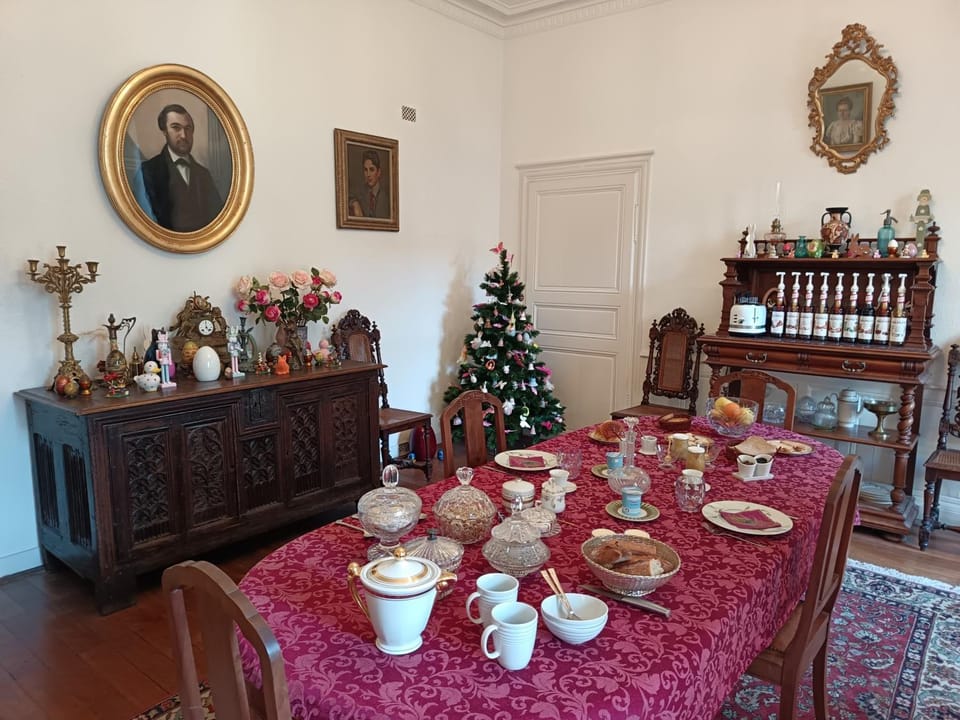 Suite des 7 Sorciers, nuit dans une Chapelle d'un Manoir Magique Bed and Breakfast in Bourges
