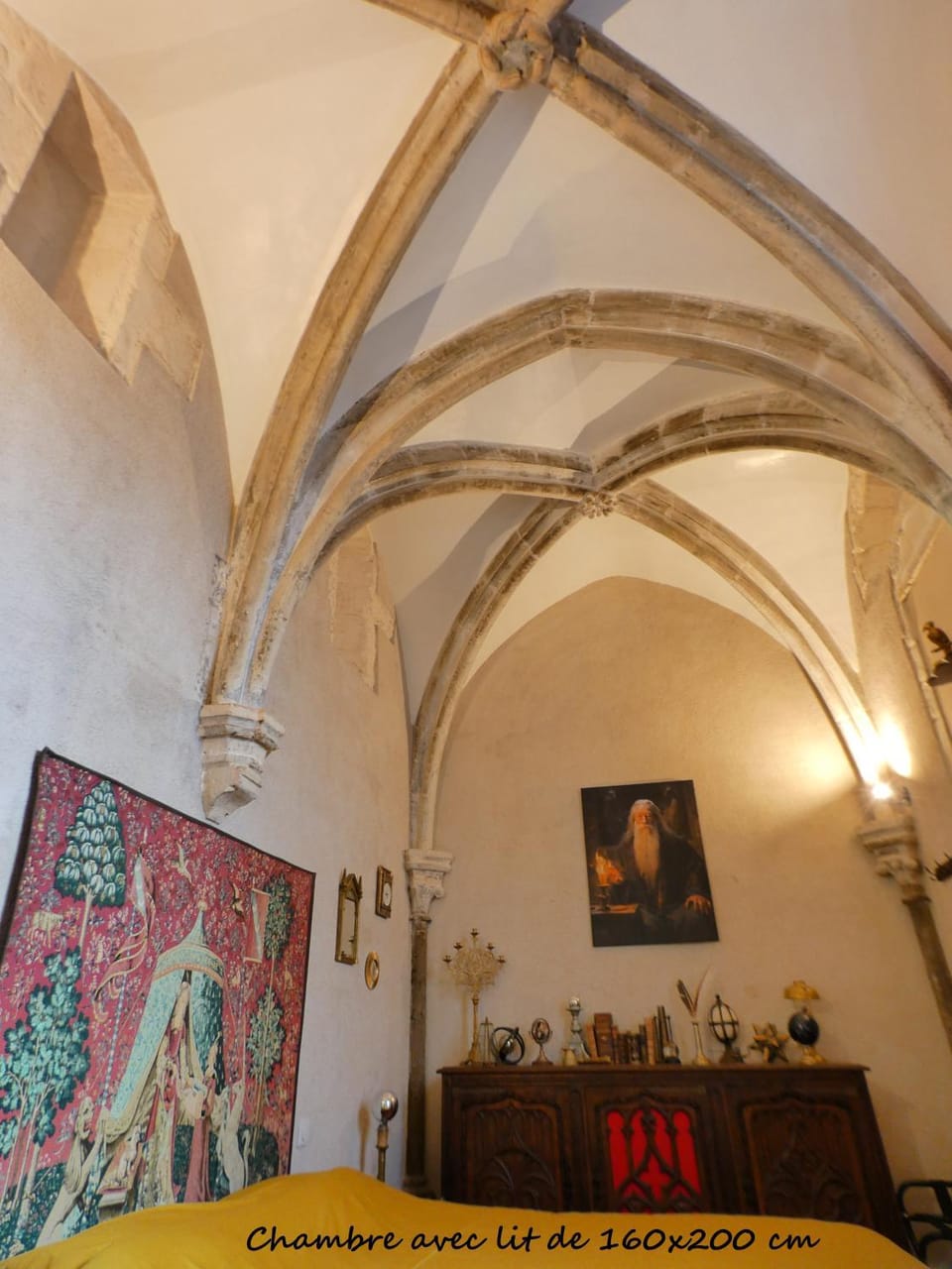 Suite des 7 Sorciers, nuit dans une Chapelle d'un Manoir Magique Bed and Breakfast in Bourges