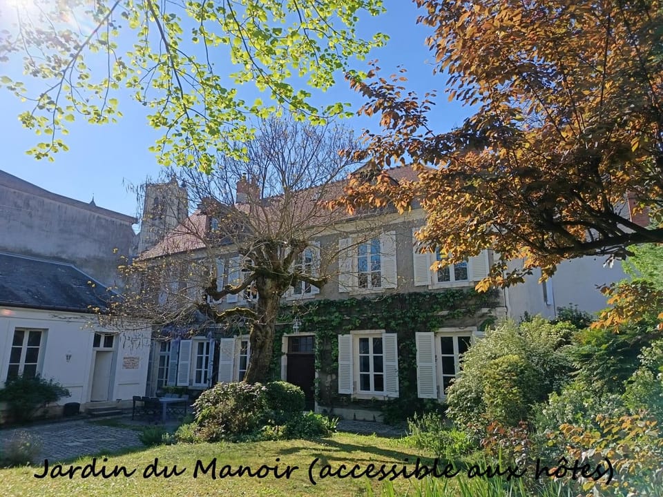 Suite des 7 Sorciers, nuit dans une Chapelle d'un Manoir Magique Bed and Breakfast in Bourges