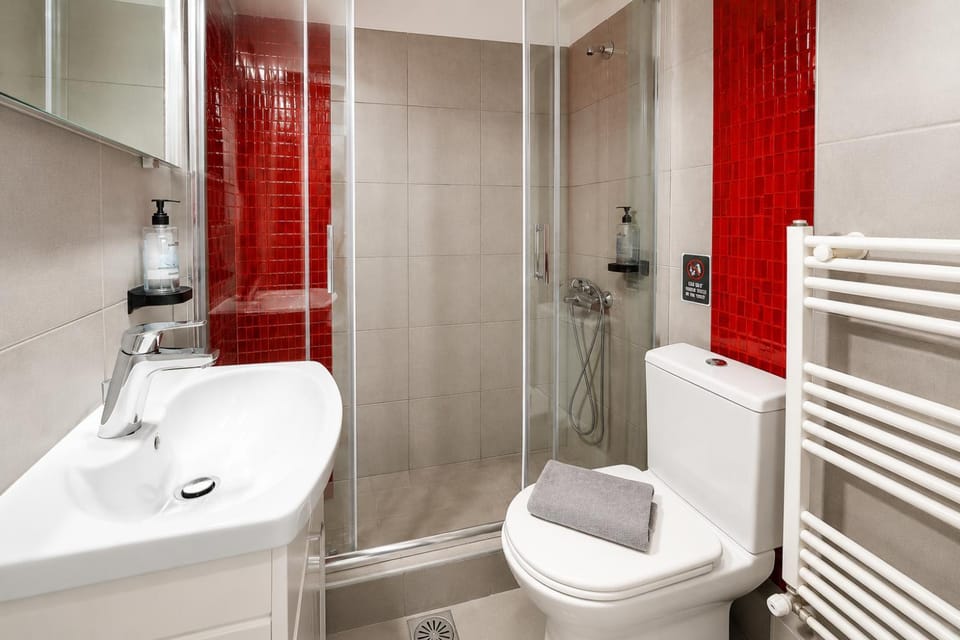 Shower, Toilet, Bathroom, towels