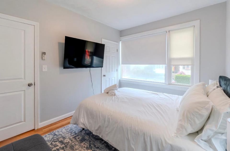 Modern 3BR 2BA Near Boston and MBTA Bright and Stylish Apartment in Somerville