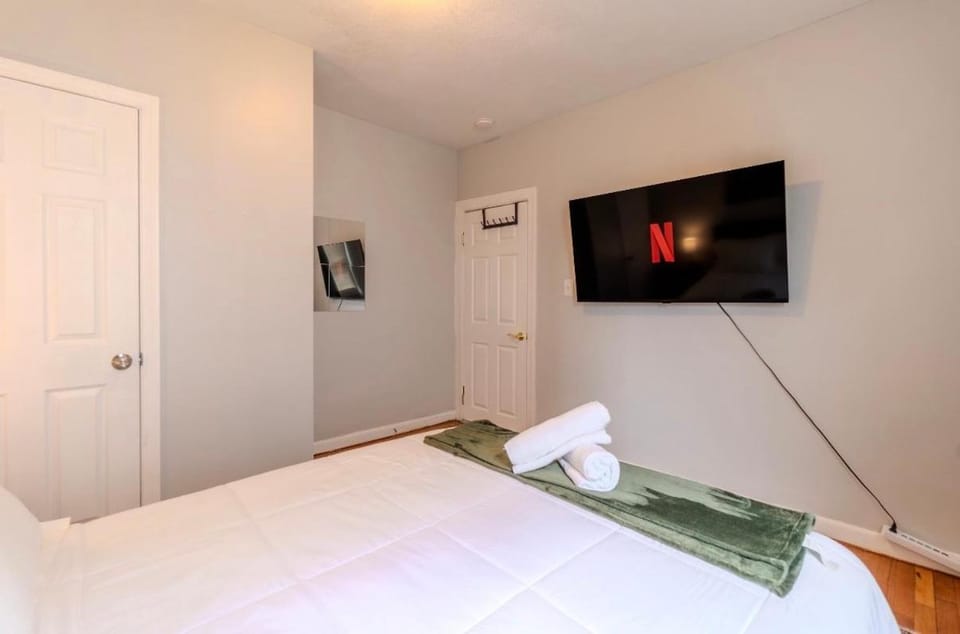 Modern 3BR 2BA Near Boston and MBTA Bright and Stylish Apartment in Somerville