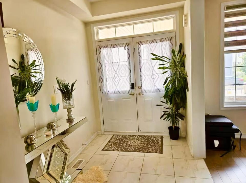 Lola's Place Luxury 3BR with 4BEDS, Sleeps 8, 3200 SF, 15 Minutes away from Niagara Falls House in Welland