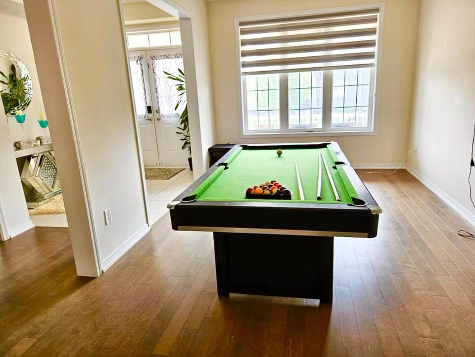 Lola's Place Luxury 3BR with 4BEDS, Sleeps 8, 3200 SF, 15 Minutes away from Niagara Falls House in Welland