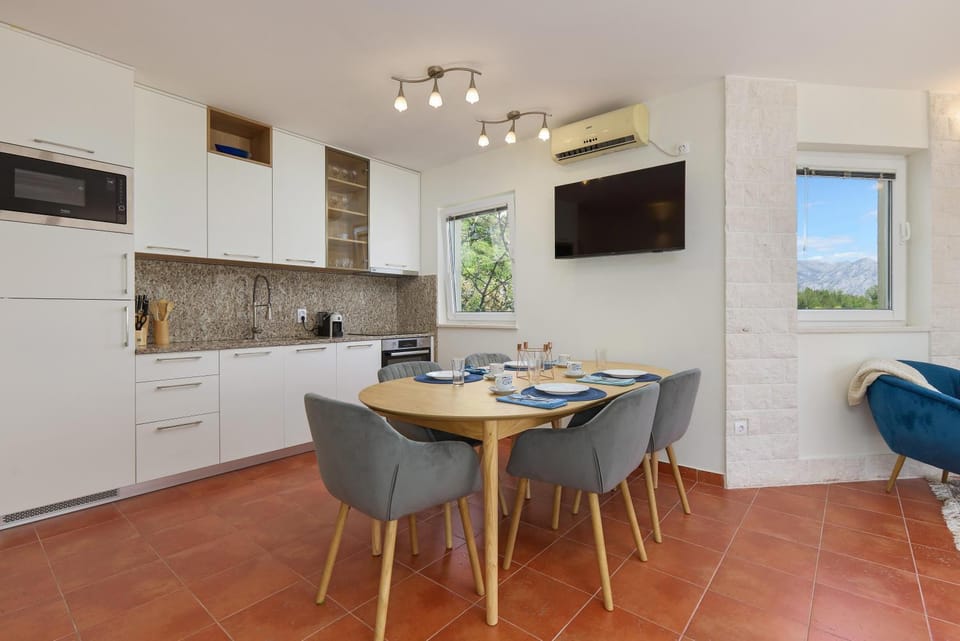 TV and multimedia, Kitchen or kitchenette, Living room, Seating area, Dining area, oven, air conditioner